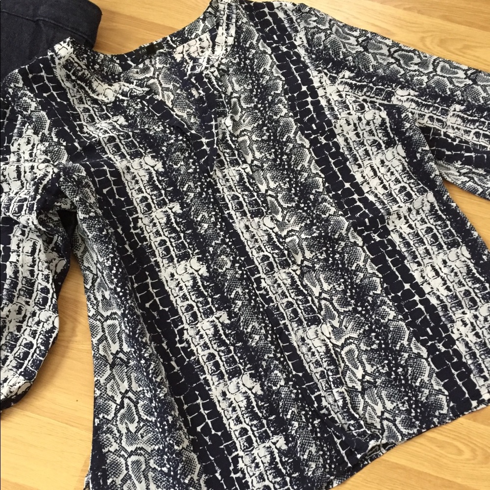 TALBOTS 100% Silk Blouse Navy/White light soft